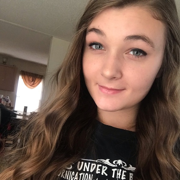 Meet your Posher, Maryssa - Picture 2 of 3